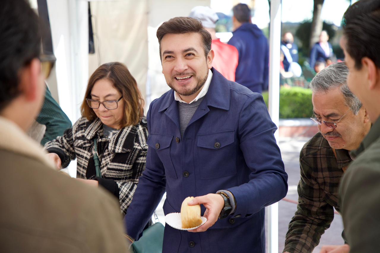 Salvador Santos encabeza entrega de tamales por el Día de La Candelaria en Huamantla